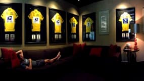 Lance Armstrong contemplant ses sept maillots jaunes.