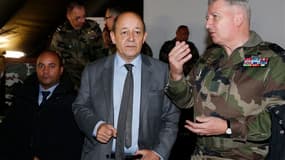 Le ministre de la Défense Jean-Yves Le Drian et le général Bertrand Ract Madoux, chef d'état-major de l'armée de terre, à Vincennes, près de Paris, pour le lancement de la huitième campagne de recrutement de l'armée de terre. L'objectif est de recruter 10
