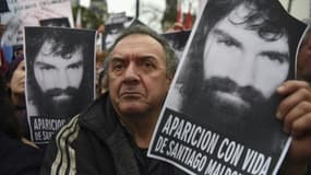Des photos de l'Argentin Santiago Maldonado, lors d'une manifestation à Buenos Aires