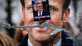 Une affiche de Jean-Luc Mélenchon collée sur celle d'Emmanuel Macron pendant la campagne présidentielle le 19 avril 2022