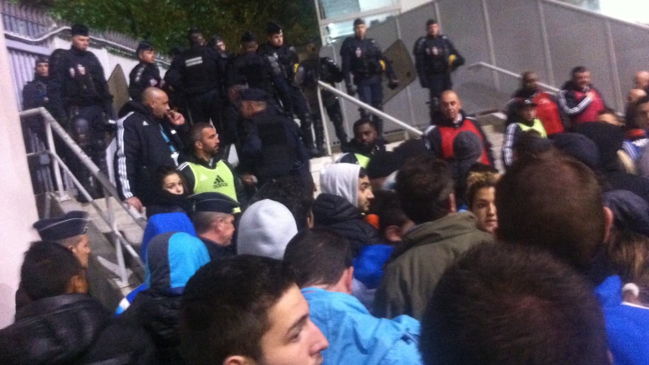 L'entrée dans le Parc se fait sous une stricte surveillance. L'entrée dans le Parc se fait sous une stricte surveillance.