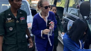 L'Australienne Tammy Davis-Charles escortée par des policiers cambodgiens arrive à la cour d'appel de Phnom Penh, le 8 janvier 2018.