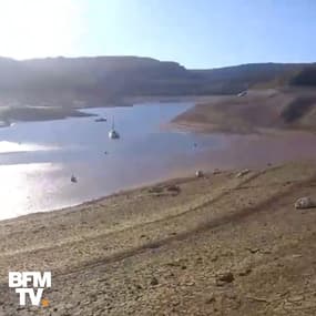 Il traverse ce lac à pied parce qu’il n’y a plus d’eau 