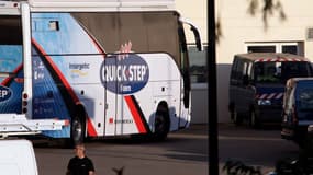 Le bus de la formation Quick Step garé sur le parking de la gendarmerie de Challans