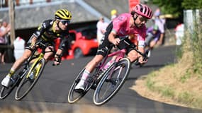 Ben Healy devant Simon Yates lors de la 10e étape du Tour de France, le 14 juillet 2025