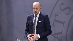 Le ministre danois de la Santé, Magnus Heunicke, s'exprime lors d'une conférence de presse sur la situation de la pandémie de coronavirus Covid-19 au bureau du Premier ministre à Copenhague, le 17 décembre 2021.