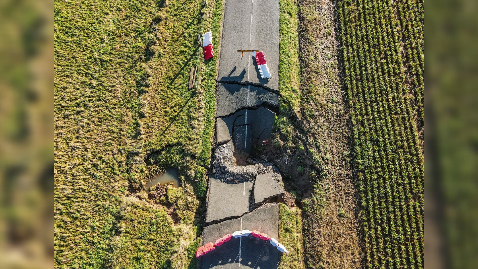 Inondations dans le PasdeCalais les images d'une route effondrée