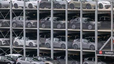 Des voitures neuves de différentes marques du groupe Volkswagen sont garées dans un parking couvert de l'usine Volkswagen de Zwickau, à l'est de l'Allemagne, avant leur livraison (photo d'illustration).