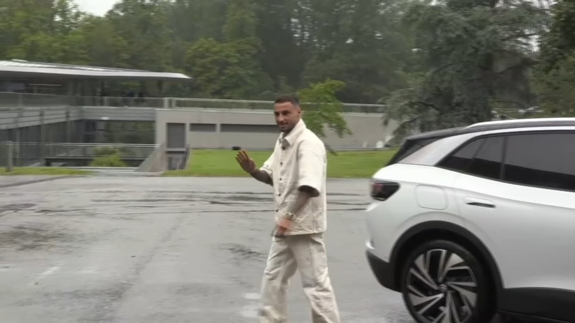 Jonathan Clauss à son arrivée à Clairefontaine pour le rassemblement de l'équipe de France à l'Euro 2024, le 29 mai 2024 Jonathan Clauss à son arrivée à Clairefontaine pour le rassemblement de l'équipe de France à l'Euro 2024, le 29 mai 2024