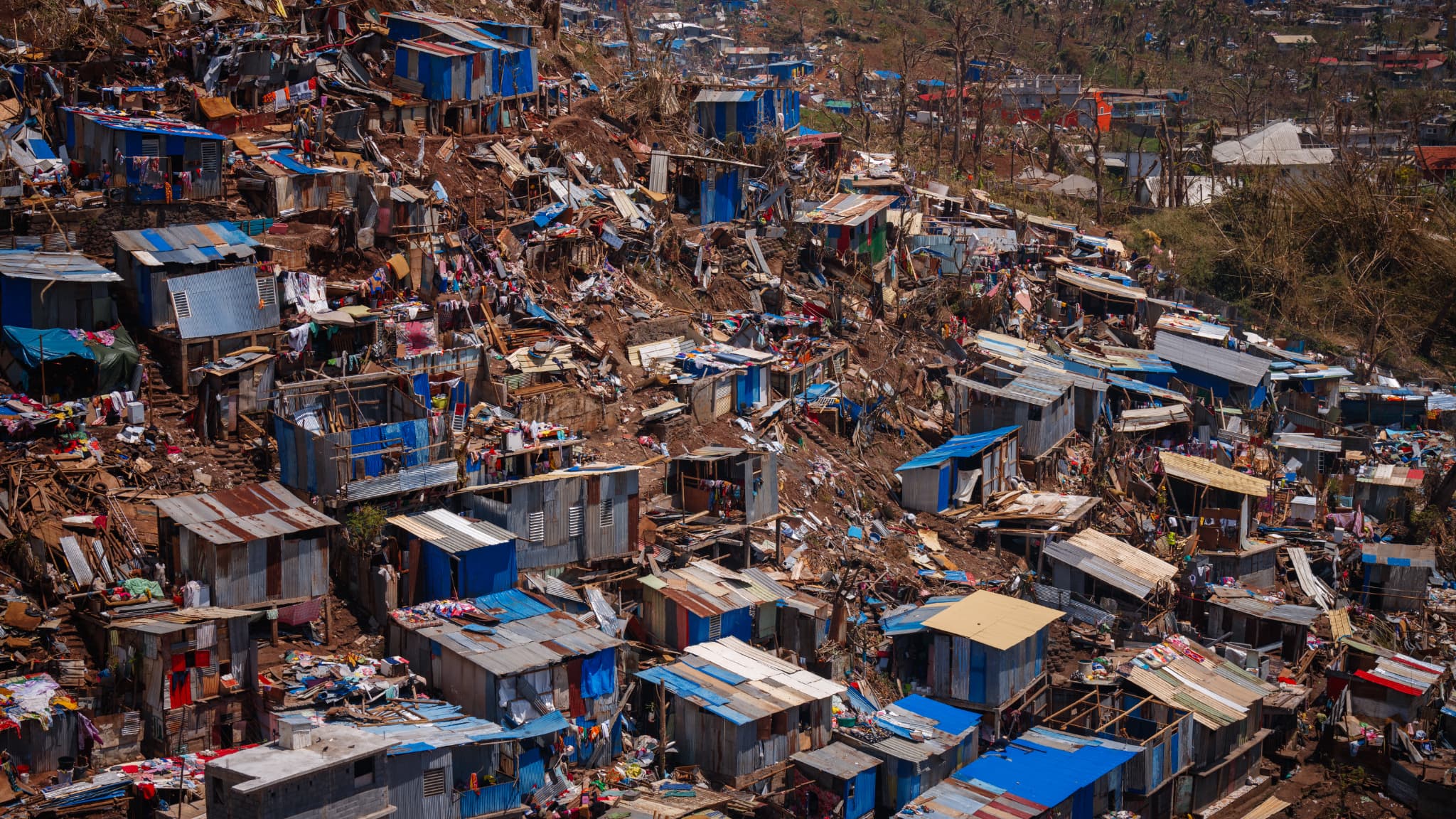 Maisons en tôle endommagées et détruites dans le district à Mamoudzou, à Mayotte, le 20 décembre 2024.