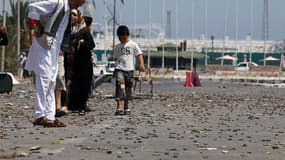 Rue jonchée de douilles dans le centre de Tripoli. Les Tripolitains étaient confrontés samedi aux pénuries d'eau courante et d'électricité, sur fond d'accalmie des combats dans la capitale, les insurgés s'efforçant désormais de réduire les derniers bastio