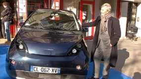 Vincent Bolloré, lors de la conférence de presse de ce 21 février, pose devant sa Bluecar désormais proposée à la vente.