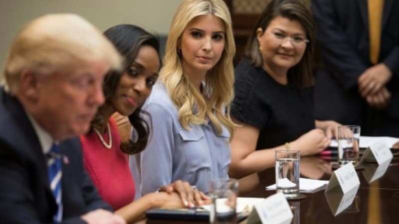 Ivanka Trump regarde son père Donad Trump lors d'une réunion avec des femmes propriétaires de petites entreprise, le 27 mars 2017 à la Maison Blanche, à Washington -