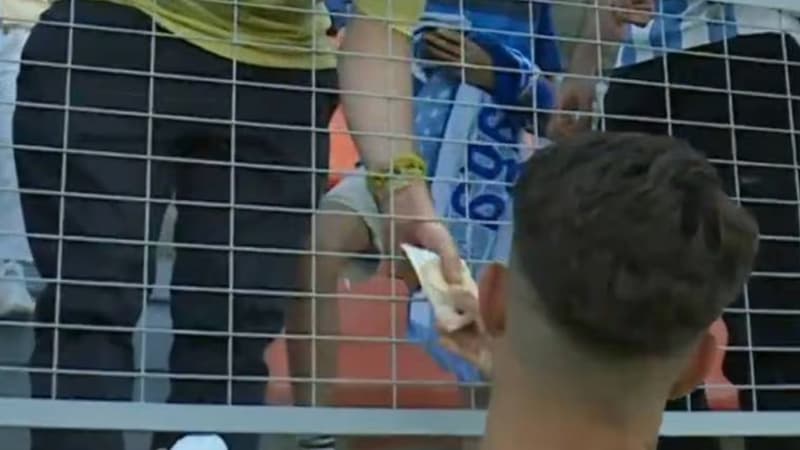 Dani Lorenzo (Malaga) donne son maillot à un supporteur… contre 50 euros (le 14/04/2024)
