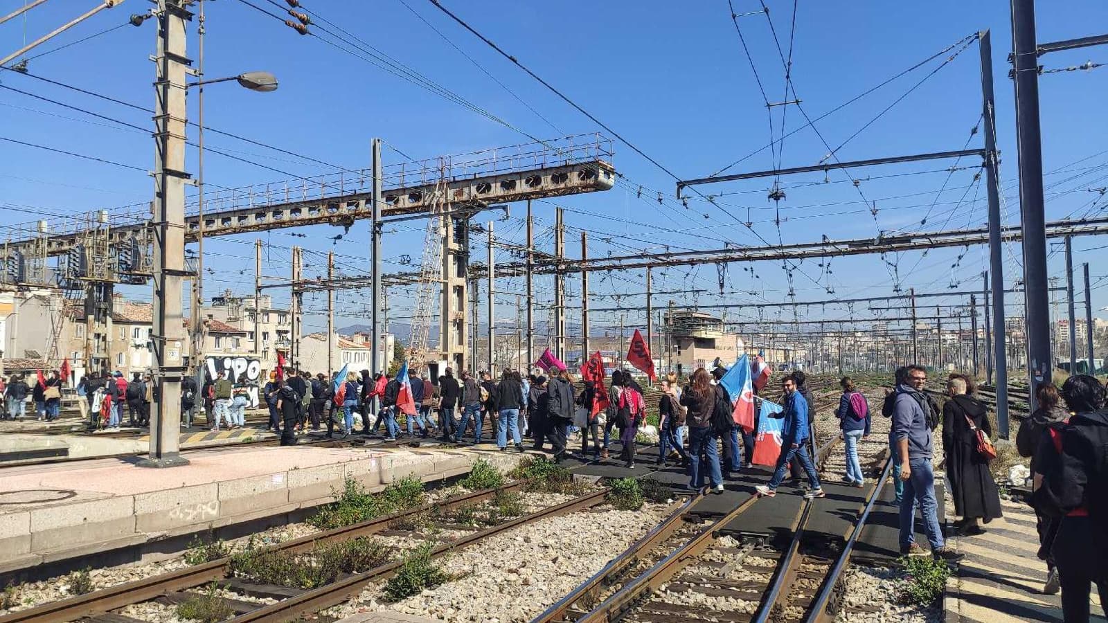 Des manifestants occupent les voies de la gare Saint-Charles à Marseille ce mercredi 22 mars 2023.