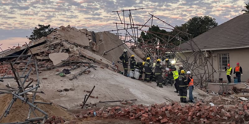 Les secours sud-africains en pleine opération de sauvetage sur les décombres d'un immeuble effondré à George, le 7 mai 2024