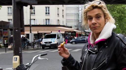 Frigide Barjot dans une rue de Paris