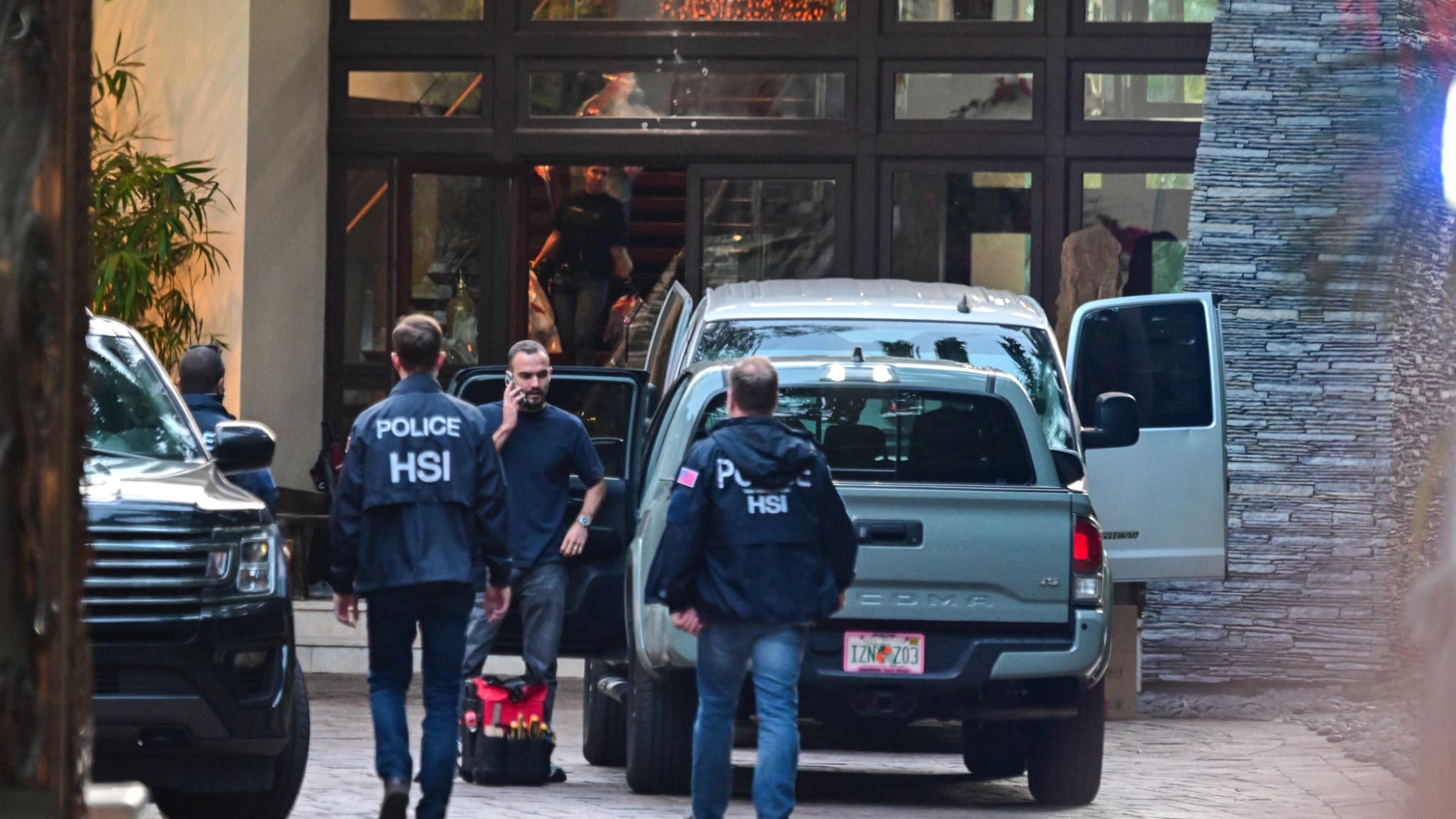 Des agents de la Homeland Security Investigation devant l'une des demeures de P. Diddy à Miami, le 25 mars 2024.