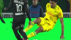 Nathan Zeze faisant faute sur Pereira Da Costa