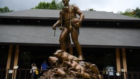 Une statue en l'honneur de Saman Gunan, le plongeur qui a perdu la vie en sauvant 12 adolescents et leur guide dans une grotte inondée en 2018, le 14 juin 2019 à Mae Sai, en Thaïlande