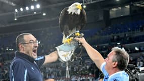 L'entraîneur de la Lazio Rome Maurizio Sarri pose avec l'aigle Olimpia, la mascotte du club, après la victoire contre la Roma, lors d de leur derby en Serie A, le 26 septembre 2021 au Stadio Olimpico à Rome