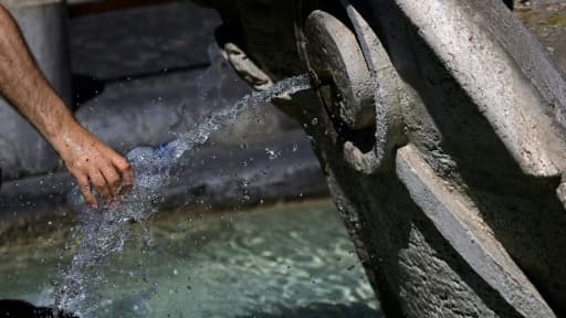 Une fontaine sur la Piazza di Spagna à Rome, le 23 juillet 2017