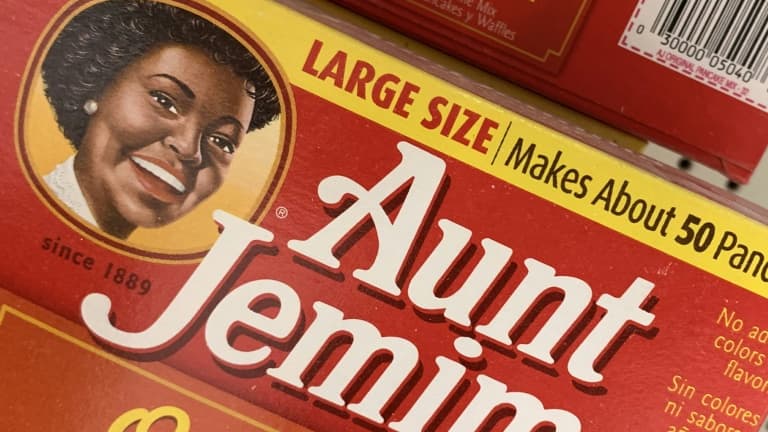 Des boîtes de mélange pour pancakes de la marque Aunt Jemima dans un supermarché de Washington DC. La marque, trop stéréotypée va disparaîte 