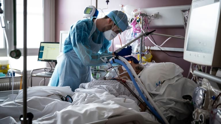 Un patient Covid-19 en réanimation à l'hôpital Lyon Sud à Pierre-Bénite le 7 avril 2021