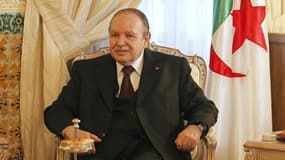 Le président algérien Abdelaziz Bouteflika, hospitalisé à Paris depuis le 27 avril, a regagné son pays, où il poursuivra sa convalescence.