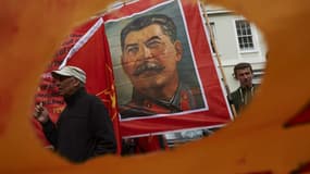 Un portrait de Joseph Staline déployé dans une rue de Londres, le 1er mai 2015.
