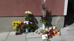 Des fleurs ont été déposées en hommage au jeune homme trisomique de 20 ans tué par balle par la police suédoise, à Stockholm le 3 août 2018.