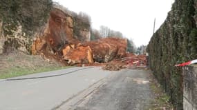 Un rocher effondré au niveau de la commune d'Excideuil, en Dordogne, janvier 2024
