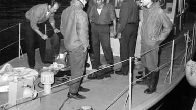 Une vedette de la douane ramène des débris de la Caravelle qui s'est abîmée en mer à quelques kilomètres du Cap d'Antibes, le 11 septembre 1968