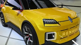 La Renault R5, ici photographiée en septembre 2021 au salon de Munich (Allemagne), doit être commercialisée entre 23.000 et 25.000 euros.