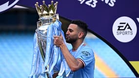 Riyad Mahrez avec le trophée de la Premier League le 21 mai 2023