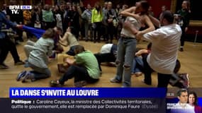 Au musée du Louvre, une troupe de danseurs chorégraphie certaines œuvres au milieu des visiteurs