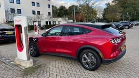 Tesla a démarré ce lundi 1er novembre son expérimentation visant à ouvrir ses superchargeurs aux clients d'autres marques. Dix stations le permettent aux Pays-Bas depuis cette date.