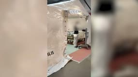 Tente de médecine de catastrophe dans le hall des urgences du CHU de Bordeaux. 
