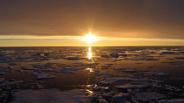 Photo d'un coucher de soleil en Arctique, au niveau du Canada, le 10 octobre 2007.