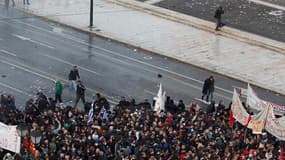 A l'extérieur du Parlement à Athènes sur la place Syntagma. Des dizaines de milliers de manifestants sont rassemblés autour du Parlement grec alors que les députés doivent voter en fin de journée un projet de loi regroupant des mesures d'austérité aussi d