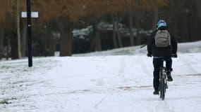 Un cycliste sur un chemin recouvert d'une fine couche de neige à Draveil, en Essonne, le 9 janvier 2024. 