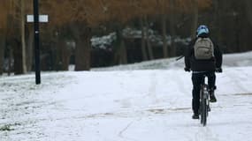 Un cycliste sur un chemin recouvert d'une fine couche de neige à Draveil, en Essonne, le 9 janvier 2024 (photo d'illustration)