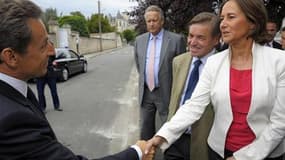 Nicolas Sarkozy et Ségolène Royal lors d'une visite du chef de l'Etat en région Poitou-Charentes, en juin. L'UMP a accusé samedi la candidate à la primaire socialiste de vouloir "salir à tout prix" le président, après la charge de son ex-adversaire de 200