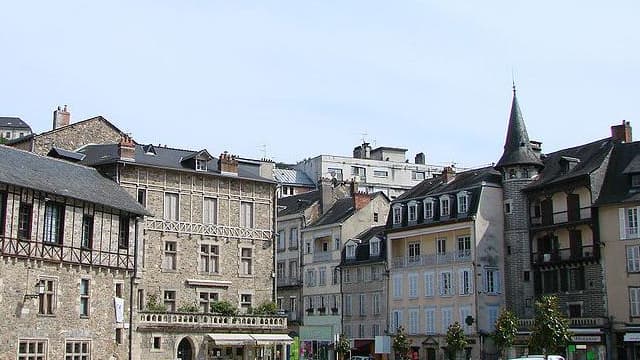 Le centre-ville de Tulle, devant la cathédrale
