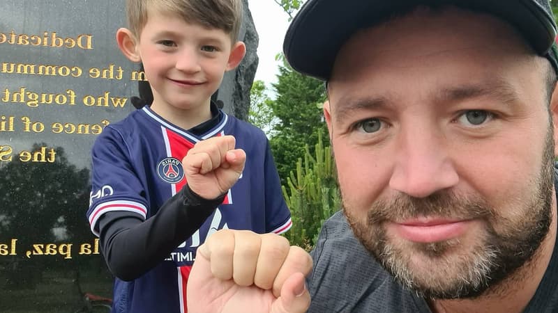 Ecosse: un père et son fils reçoivent des cadeaux du PSG après avoir nettoyé un mémorial de guerre