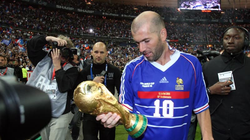 Zinedine Zidane lors d'un match au Stade de France pour célébrer les dix ans de la victoire en Coupe du monde