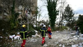 Des pompiers sur les lieux d'une explosion dans un immeuble résidentiel à Trévoux, dans l'Ain, le 16 décembre 2025 