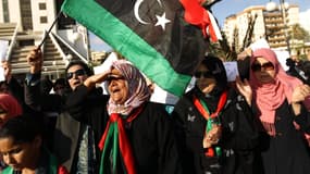 Des mannifestants apportent leur soutien au général dissidentqui prétend lutter contre les islamistes le 30 mai 2014 à Benghazi.
