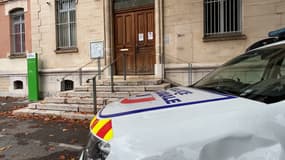 Une voiture de police un établissement scolaire des Alpes-de-Haute-Provence.