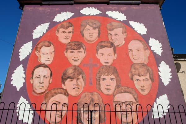 Une fresque montrant les 14 victimes du Bloody Sunday, dans le Bogside de Derry/London Derry.